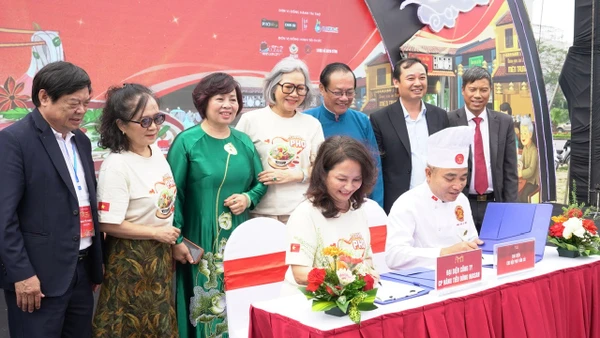 Đại diện các đơn vị tại lễ ký kết hợp tác trong công tác bảo tồn và phát triển nghề phở truyền thống Vân Cù và các giá trị phở Nam Định xưa.