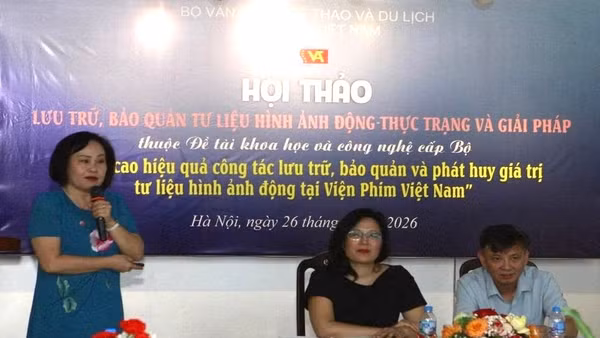 Tiến sĩ Vũ Thị Minh Hương - Phó Chủ tịch Ủy ban Ký ức thế giới của UNESCO khu vực châu Á-Thái Bình Dương, Ủy viên Hội đồng Di sản văn hóa quốc gia phát biểu tại hội thảo.