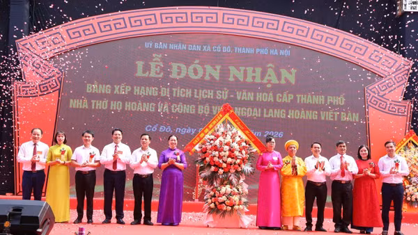 Đại diện lãnh đạo thành phố Hà Nội trao Bằng công nhận di tích lịch sử - văn hóa cấp thành phố cho di tích Nhà thờ họ Hoàng và Công bộ Viên ngoại lang Hoàng Viết Bàn.