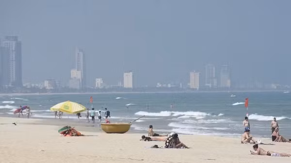 Tháng Sáu hằng năm, Thành phố Đà Nẵng luôn thu hút đông khách du lịch với biển xanh, cát trắng, nắng vàng và những sự kiện lễ hội sôi động. (Ảnh: ANH ĐÀO)