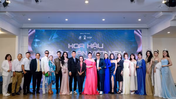 Các thành viên Ban tổ chức, Ban Giám khảo cuộc thi Hoa hậu Quốc dân Việt Nam 2026 và một số hoa hậu, á hậu các cuộc thi sắc đẹp tại cuộc họp báo.