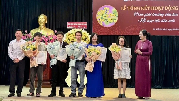 Nhà văn Trịnh Bích Ngân - Chủ tịch Hội Nhà văn Thành phố Hồ Chí Minh (bên phải) và lãnh đạo Sở Văn hóa và Thể thao thành phố trao Giải thưởng văn học năm 2025 đến các tác giả đoạt giải.