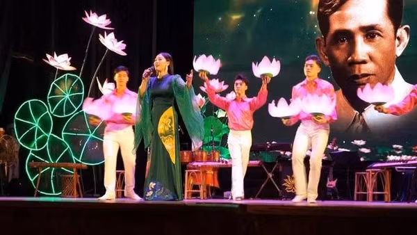 Chương trình nghệ thuật đặc biệt tưởng nhớ cố Tổng Bí thư Lê Duẩn tại Thành phố Hồ Chí Minh năm 2023.