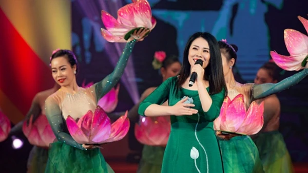 Nghệ sĩ Nhân dân Hồng Hạnh trong một chương trình biểu diễn nghệ thuật (Ảnh: NVCC).