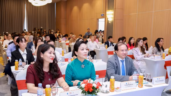 Tiến sĩ Ngô Phương Lan và các thành viên Ban Tổ chức DANAFF 4 tại buổi họp báo giới thiệu về liên hoan phim.