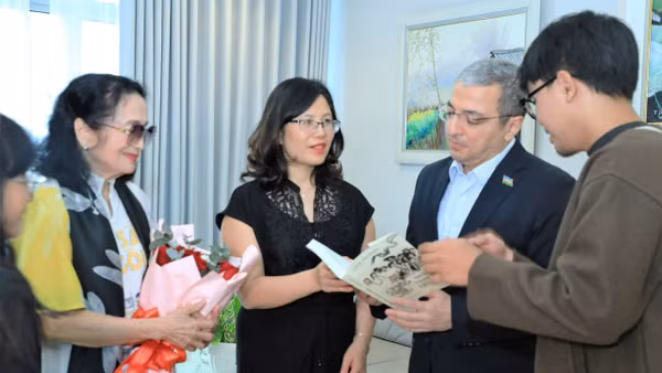 Nghệ sĩ Nhân dân Trà Giang (bên trái) nhận sách "Những gì tôi thấy ở Việt Nam" từ Viện trưởng Viện Phim Việt Nam Lê Thị Hà và Ngài Đại sứ Azerbaijan tại Việt Nam.