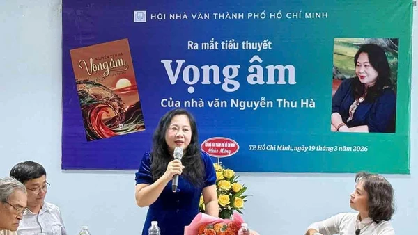Nhà văn Nguyễn Thu Hà tại lễ ra mắt cuốn tiểu thuyết "Vọng âm" về các cán bộ, chiến sĩ an ninh T4.