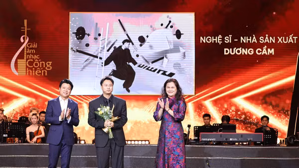 Nhạc sĩ Dương Cầm (đứng giữa) tại lễ nhận giải thưởng "Ấn tượng Cống hiến" của Giải Cống hiến năm 2026.