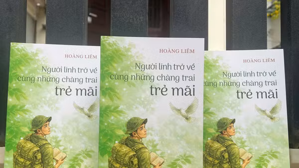 Sách "Người lính trở về cùng những chàng trai trẻ mãi" của tác giả Hoàng Liêm tái hiện một thời trận mạc của những sinh viên xếp bút nghiên, lên đường ra trận và nghĩa tình đồng đội.