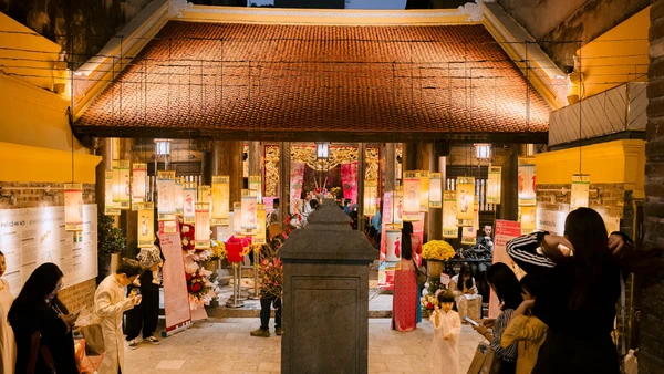 Không gian trưng bày nghệ thuật "Sắc màu truyền thống" thu hút sự tham gia của nhiều họa sĩ chuyên nghiệp và các em nhỏ.