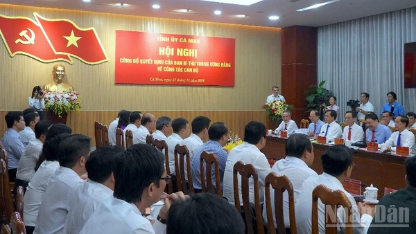 Hội nghị công bố quyết định của Ban Bí thư Trung ương Đảng về công tác cán bộ tại Cà Mau.