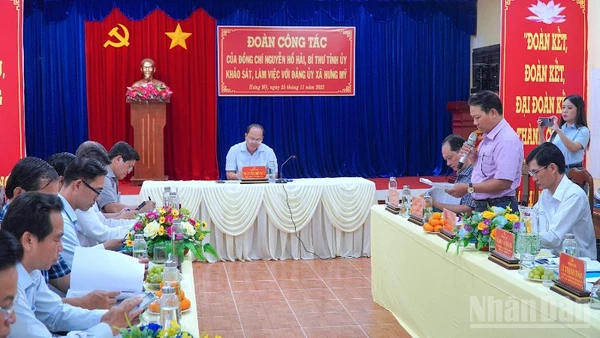 Quang cảnh buổi làm việc của Bí thư Tỉnh ủy Cà Mau cùng đoàn công tác của Tỉnh ủy tại xã Hưng Mỹ, chiều 25/11.