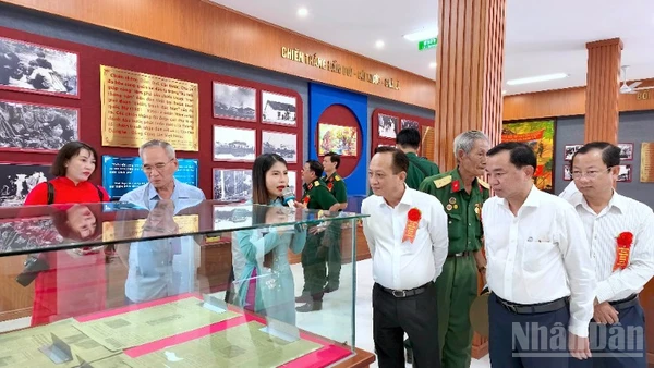 Nhìn Lại Nhiệm Kỳ “Vượt Sóng Dữ”, Tạo Dựng Nền Tảng Cho Tương Lai Nơi Cực Nam Tổ Quốc Ủy Viên Trung Ương Đảng, Trưởng Đoàn Đại Biểu Quốc Hội Tỉnh Cà Mau Lữ Văn Hùng (Thứ 2 Từ Trái Qua) Cùng Lãnh Đạo Tỉnh Cà Mau Tham Quan Không Gian Trưng Bày Trong Khu Di Tích.