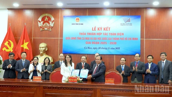 Đại diện lãnh đạo Ủy ban nhân dân tỉnh Cà Mau (bên phải) và Đại học Quốc gia Thành phố Hồ Chí Minh ký kết hợp tác vào sáng 16/11.