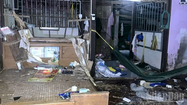 Nhà dân ở ấp Thanh Tùng (xã Thanh Tùng, tỉnh Cà Mau) bị dông lốc làm hư hỏng.