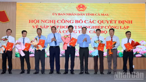 Lãnh đạo Ủy ban nhân dân tỉnh Cà Mau trao quyết định nhân sự mới cho Ban Quản lý dự án công trình nông nghiệp Cà Mau.