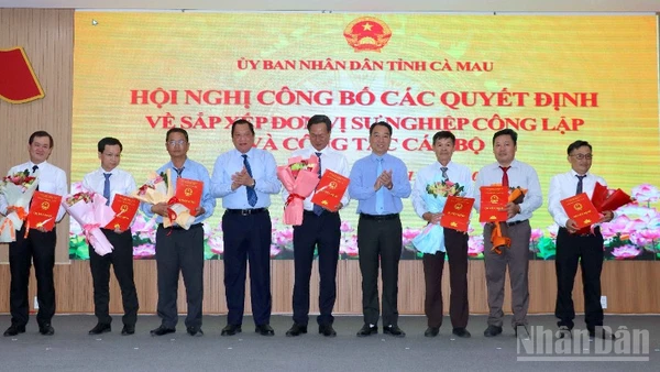 Lãnh đạo Ủy ban nhân dân tỉnh Cà Mau trao quyết định nhân sự mới cho Ban Quản lý dự án công trình nông nghiệp Cà Mau.