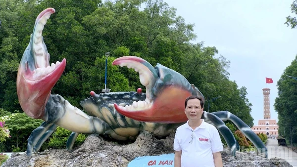 Biểu tượng Cua Cà Mau nằm trang trọng trong khu du lịch Mũi Cà Mau, thuộc xã Đất Mũi, tỉnh Cà Mau.