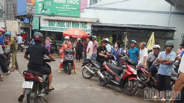 Người dân hiếu kỳ tụ tập gần hiện trường vụ án mạng tại ấp Cái Ngay, xã Thanh Tùng, tỉnh Cà Mau.