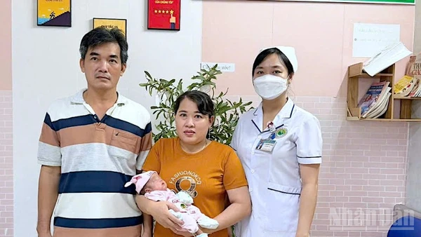 Gia đình sản phụ có bé gái sinh cực non được cứu sống thành công tại Cà Mau trước ngày xuất viện.