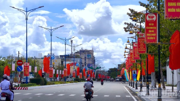 Khắp đường phố Cà Mau đỏ sắc cờ và các khẩu hiệu tuyên truyền về Đại hội đại biểu Đảng bộ tỉnh nhiệm kỳ 2025-2030.