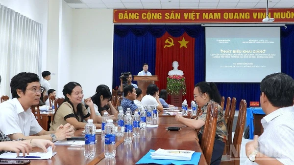 Đội ngũ cán bộ chủ chốt cấp sở, ngành ở Cà Mau tham gia khai giảng chương trình tập huấn vào sáng 10/12.