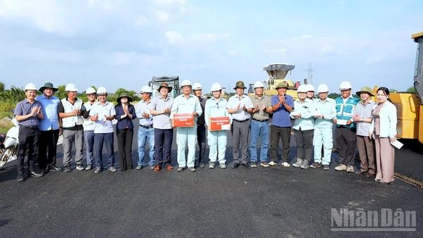 Bí thư Tỉnh ủy Nguyễn Hồ Hải và Chủ tịch Ủy ban nhân dân tỉnh Lữ Quang Ngời (cùng đội nón tai bèo có hình cờ Tổ quốc) tặng quà trên công trường cao tốc vào chiều 7/12.