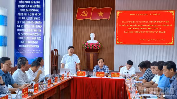 Đoàn công tác của Thường trực Tỉnh ủy Cà Mau làm việc với Đảng ủy phường Tân Thành vào chiều 2/12.