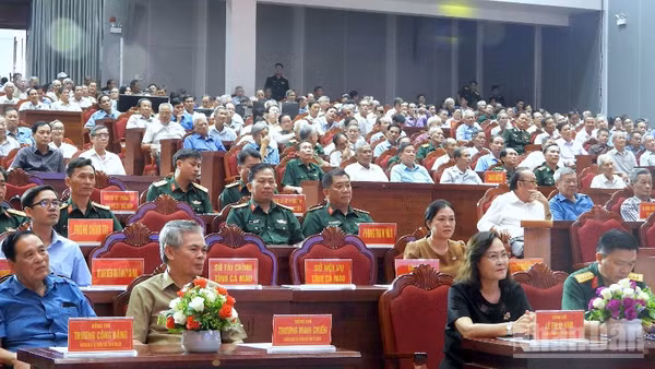 Các đồng chí lãnh đạo, nguyên lãnh đạo tỉnh Cà Mau, cùng đông đảo các sĩ quan quân đội và cán bộ, chiến sĩ lực lượng vũ trang trong tỉnh dự họp mặt.