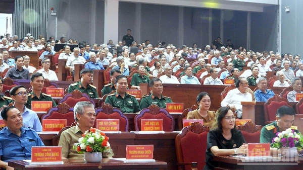 Các đồng chí lãnh đạo, nguyên lãnh đạo tỉnh Cà Mau, cùng đông đảo các sĩ quan quân đội và cán bộ, chiến sĩ lực lượng vũ trang trong tỉnh dự họp mặt.