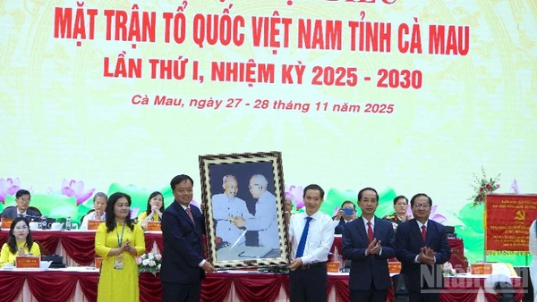 Đại diện lãnh đạo Trung ương Mặt trận Tổ quốc Việt Nam và các đoàn thể Trung ương tặng mừng Đại hội đại biểu Mặt trận Tổ quốc Việt Nam tỉnh Cà Mau.