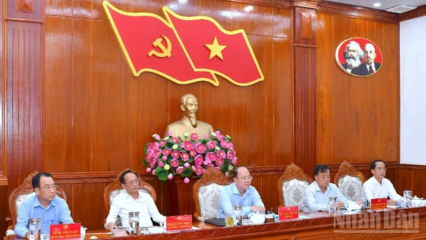 Các đồng chí Thường trực Tỉnh ủy Cà Mau chủ trì hội nghị.