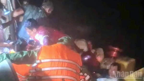 Các thuyền viên gặp nạn được tổ công tác của Đồn Biên phòng Rạch Gốc đưa lên tàu an toàn vào tối 21/11.