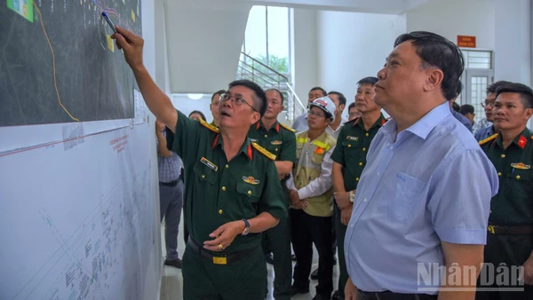 Chủ tịch Ủy ban nhân dân tỉnh Cà Mau Phạm Thành Ngại (áo sơ mi) nghe Ban điều hành Trường sơn 12 thông tin về tiến độ giải phóng mặt bằng dự án.