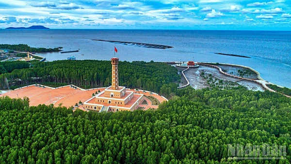 Một góc Khu du lịch Đất Mũi nhìn ra cụm đảo Hòn Khoai, nơi có thể nhìn mặt trời mọc trên Biển Đông và lặn ở Biển Tây.