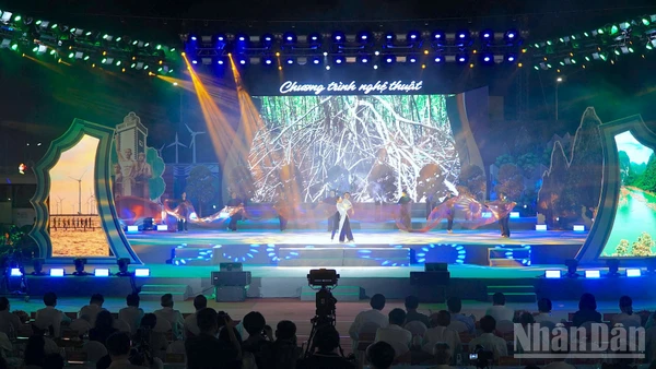 Chương trình nghệ thuật tại buổi lễ kỷ niệm. 