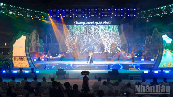 Chương trình nghệ thuật tại buổi lễ kỷ niệm. 