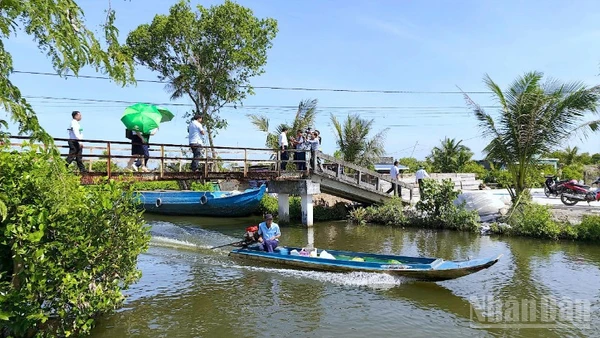 Cầu Rạch Cái Nhum trên địa bàn xã Lương Thế Trân lâu ngày xuống cấp, không bảo đảm an toàn giao thông.