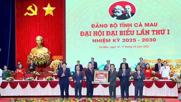 Thay mặt Bộ Chính trị, Ban Bí thư, đồng chí Trần Lưu Quang (thứ 3 từ phải qua) tặng bức trướng mừng Đại hội đại biểu Đảng bộ tỉnh Cà Mau lần thứ I, nhiệm kỳ 2025-2030.