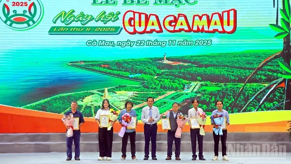 Đồng chí Hồ Việt Triều, Giám đốc Công an tỉnh Cà Mau trao thưởng cho các tác giả sáng tác Logo, Biểu tượng vui về con Cua và Slogan về chủ đề “Cua Cà Mau: Hương rừng-Vị biển”.