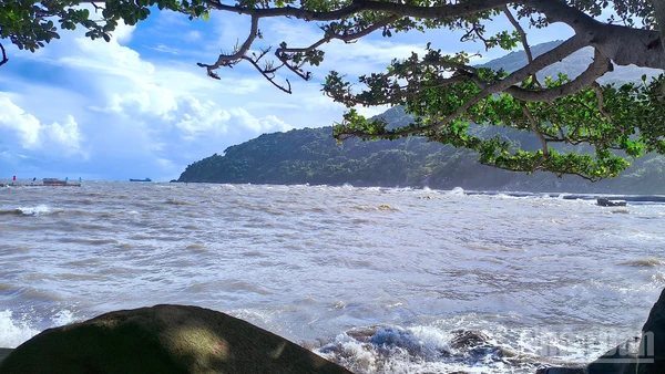 Một góc Hòn Khoai giữa trùng khơi bao la.