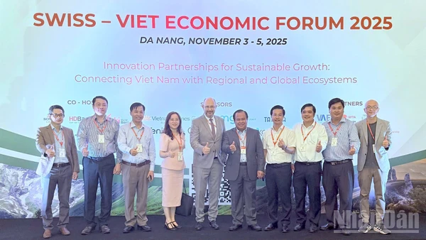 Đại sứ Thụy Sĩ tại Việt Nam Thomas Gass chụp ảnh lưu niệm với Phó Chủ tịch Ủy ban nhân dân tỉnh Cà Mau Nguyễn Minh Luân (thứ 5 từ phải qua) và thành viên Đoàn công tác tỉnh Cà Mau.