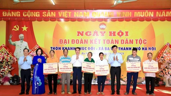 Lãnh đạo thành phố Hà Nội trao kinh phí hỗ trợ xây nhà đại đoàn kết cho người dân xã Ba Vì.
