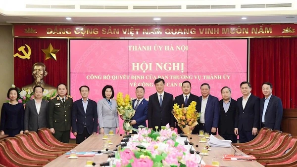 Bí thư Thành ủy Nguyễn Duy Ngọc và Thường trực Thành ủy Hà Nội tặng hoa chúc mừng hai đồng chí Trần Thanh Hà, Nguyễn Thành Long.