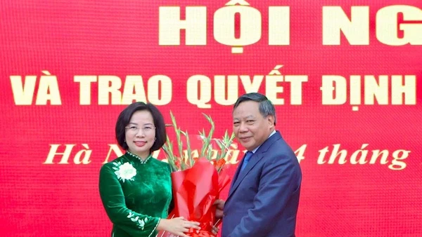 Đồng chí Nguyễn Văn Phong, Phó Bí thư Thường trực Thành ủy Hà Nội chúc mừng đồng chí Bùi Huyền Mai.