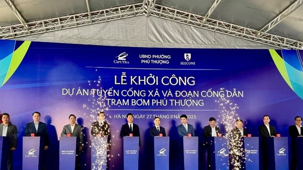 Các đại biểu thực hiện nghi thức khởi công dự án tuyến cống xả và đoạn cống dẫn Trạm bơm Phú Thượng.