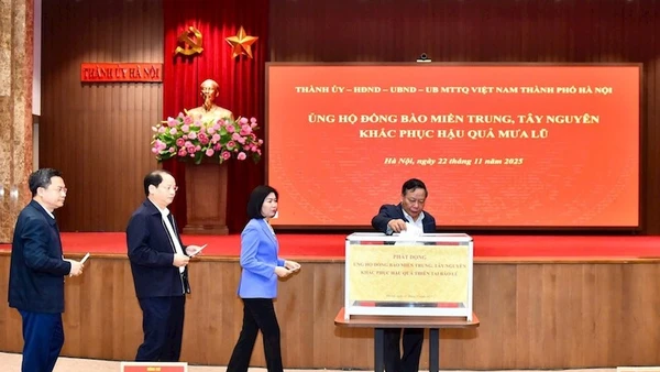 Lãnh đạo Thành ủy Hà Nội tham gia ủng hộ.