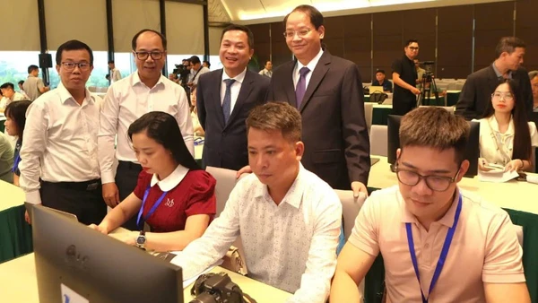 Thi Đua Yêu Nước Trong Giai Đoạn Mới Các Đại Biểu Tham Quan Quy Trình Tác Nghiệp Của Phóng Viên Tại Trung Tâm Báo Chí.