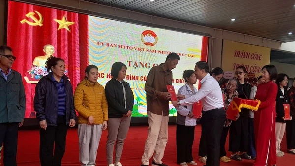 Lãnh đạo Đảng ủy phường Phúc Lợi tặng quà cho các hộ cận nghèo trên địa bàn. (Ảnh nhandan.vn)