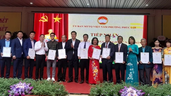 Lãnh đạo phường Phúc Lợi tiếp nhận ủng hộ và trao thư cảm ơn đến các đơn vị và tổ dân phố trên địa bàn tham gia ủng hộ quỹ Vì người nghèo.